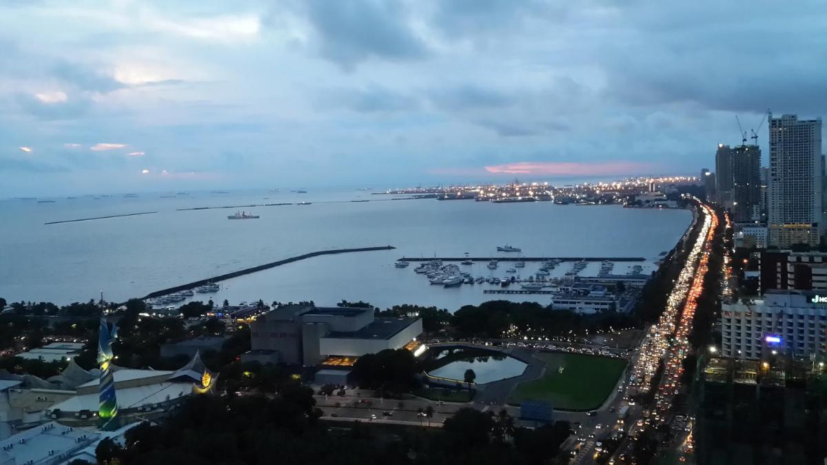 Penthouse Floor Overlooking Manila Bay - Housity