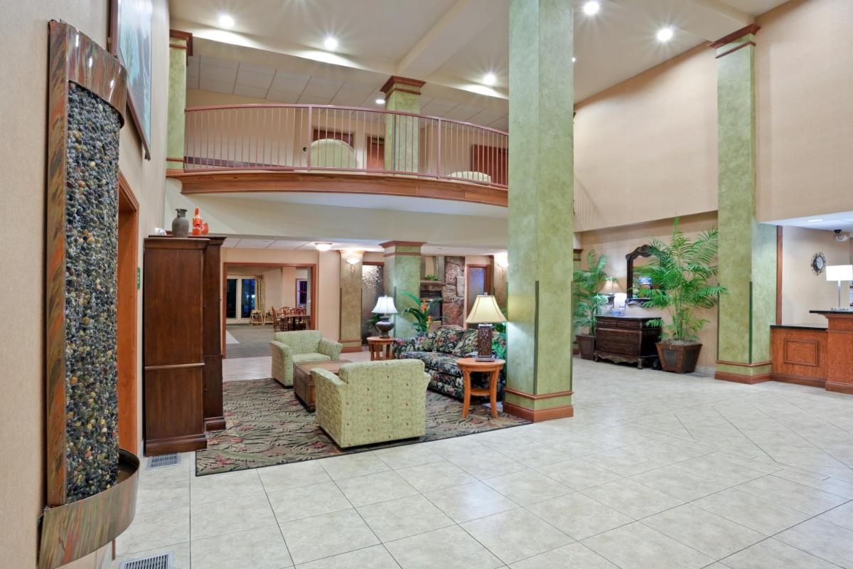 Triple Play Resort Hotel & Suites - Housity