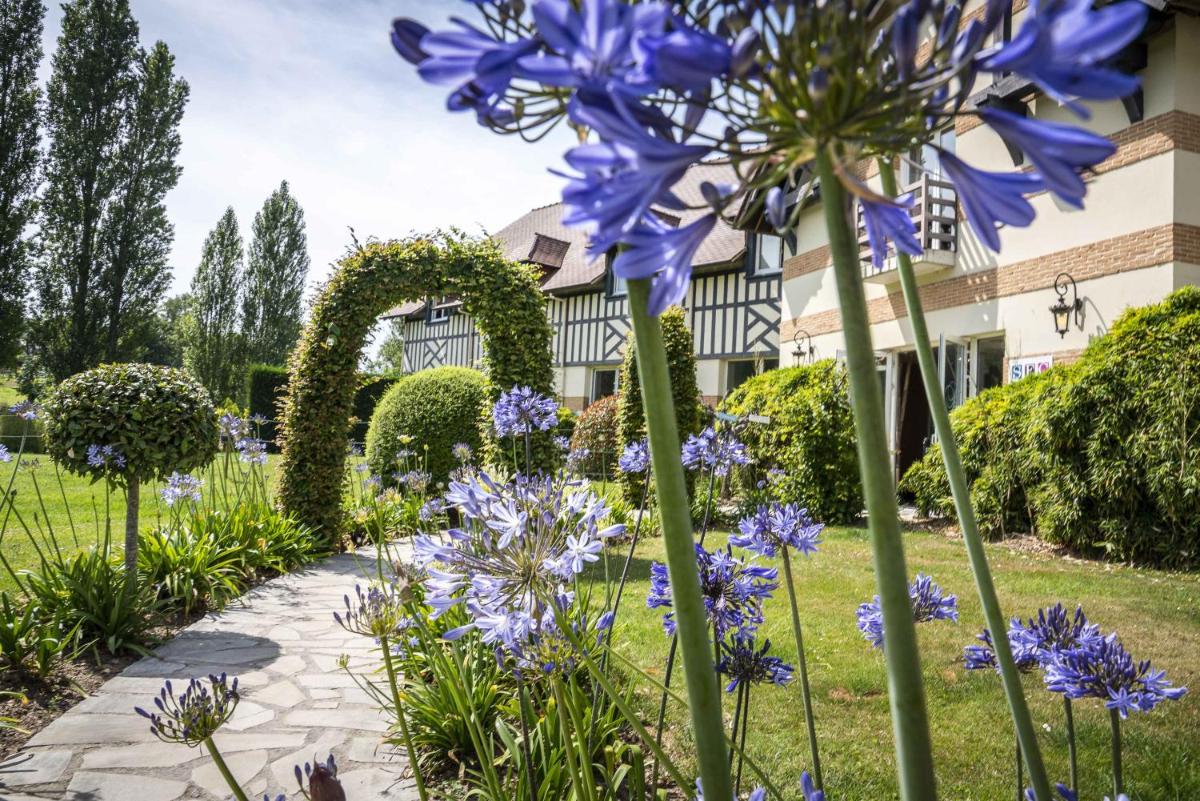 Jardin de l'établissement Le Manoir De La Poterie & Spa
