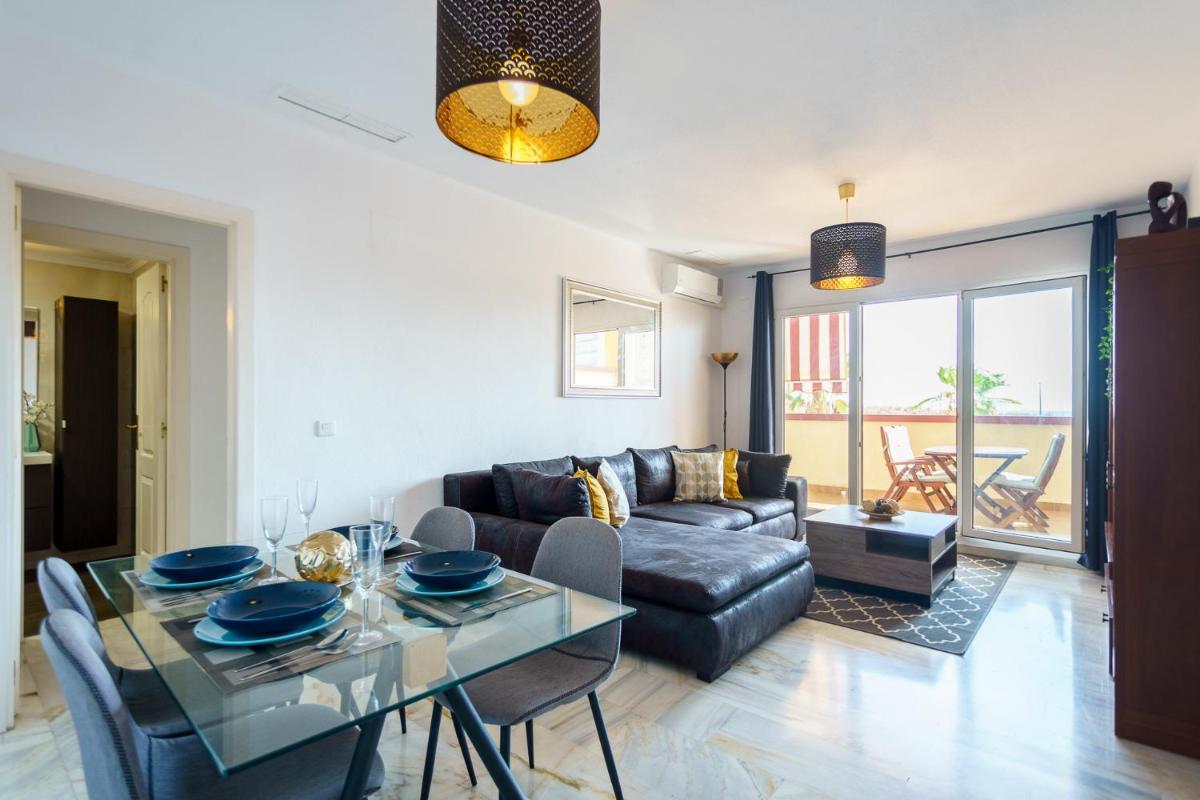 Spacious Beachfront Flat with Sea Views and Private Indoor Parking - Housity