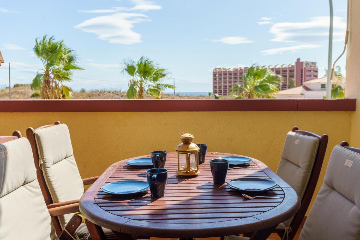 Suitetrails - Spacious Beachfront Flat with Sea Views and Private Indoor Parking