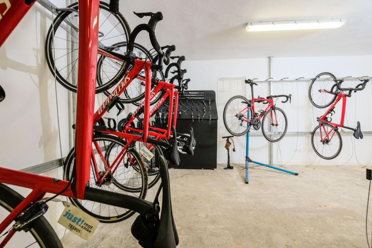Montar en bicicleta en azuLine Hotel Bahamas y Bahamas II o alrededores