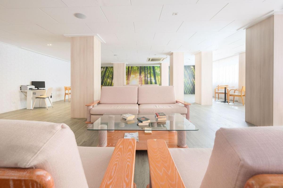 una sala de estar con un sofá y una mesa en azuLine Hotel Bahamas y Bahamas II, en El Arenal