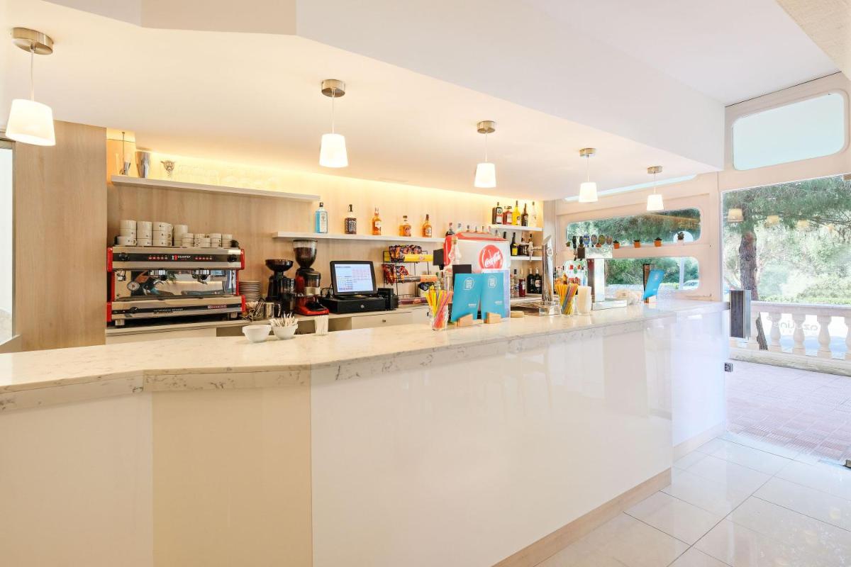 Una cocina o zona de cocina en azuLine Hotel Bahamas y Bahamas II