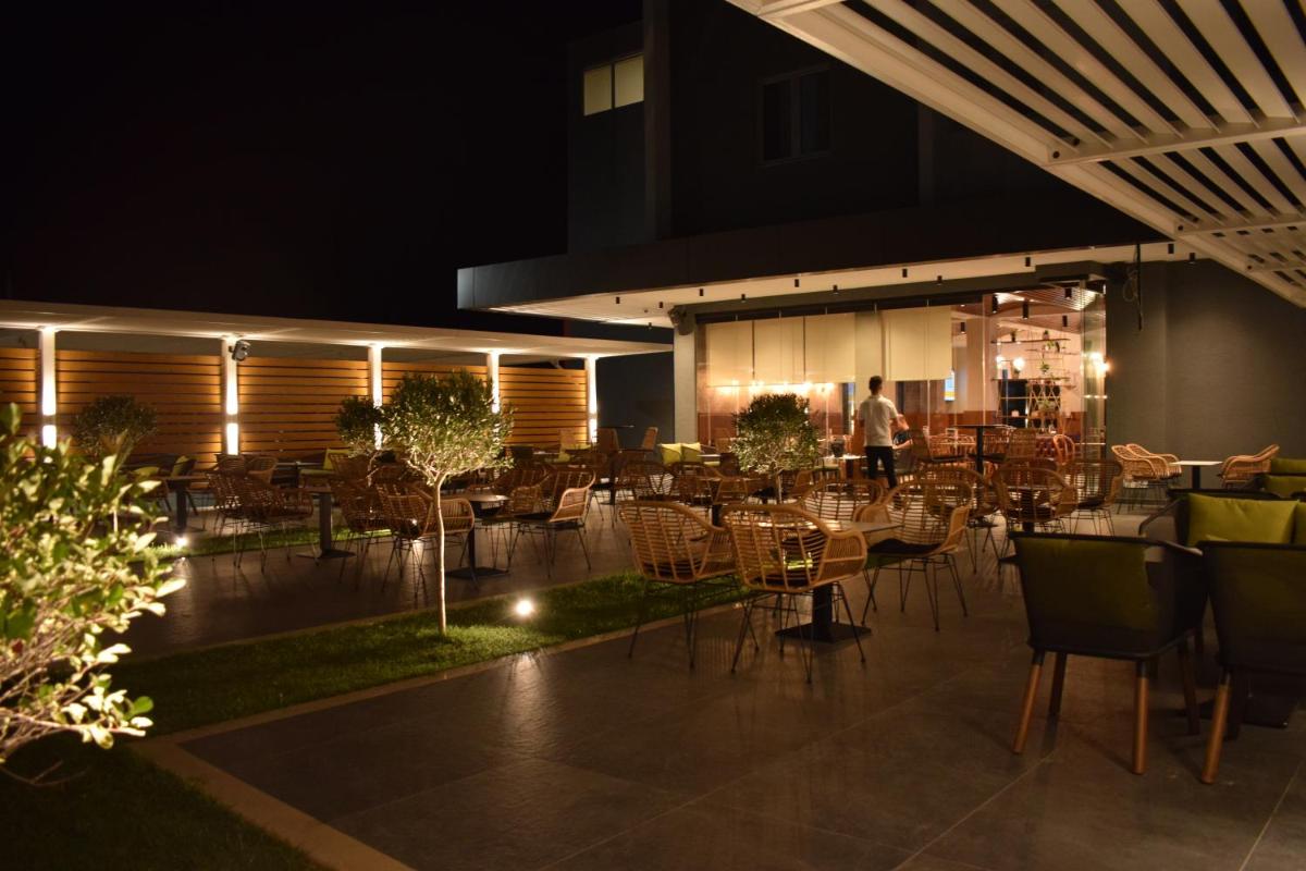 BluePoint Hotel - Housity