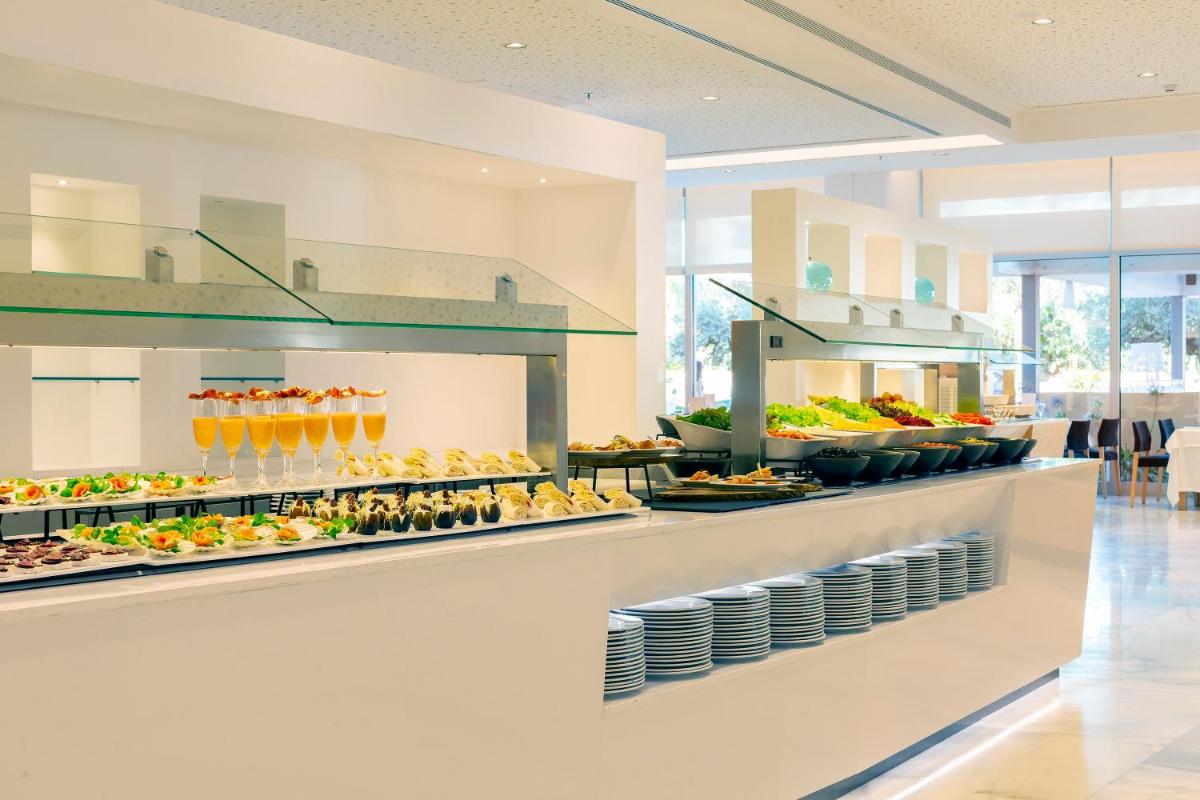 Comida en o cerca de este hotel