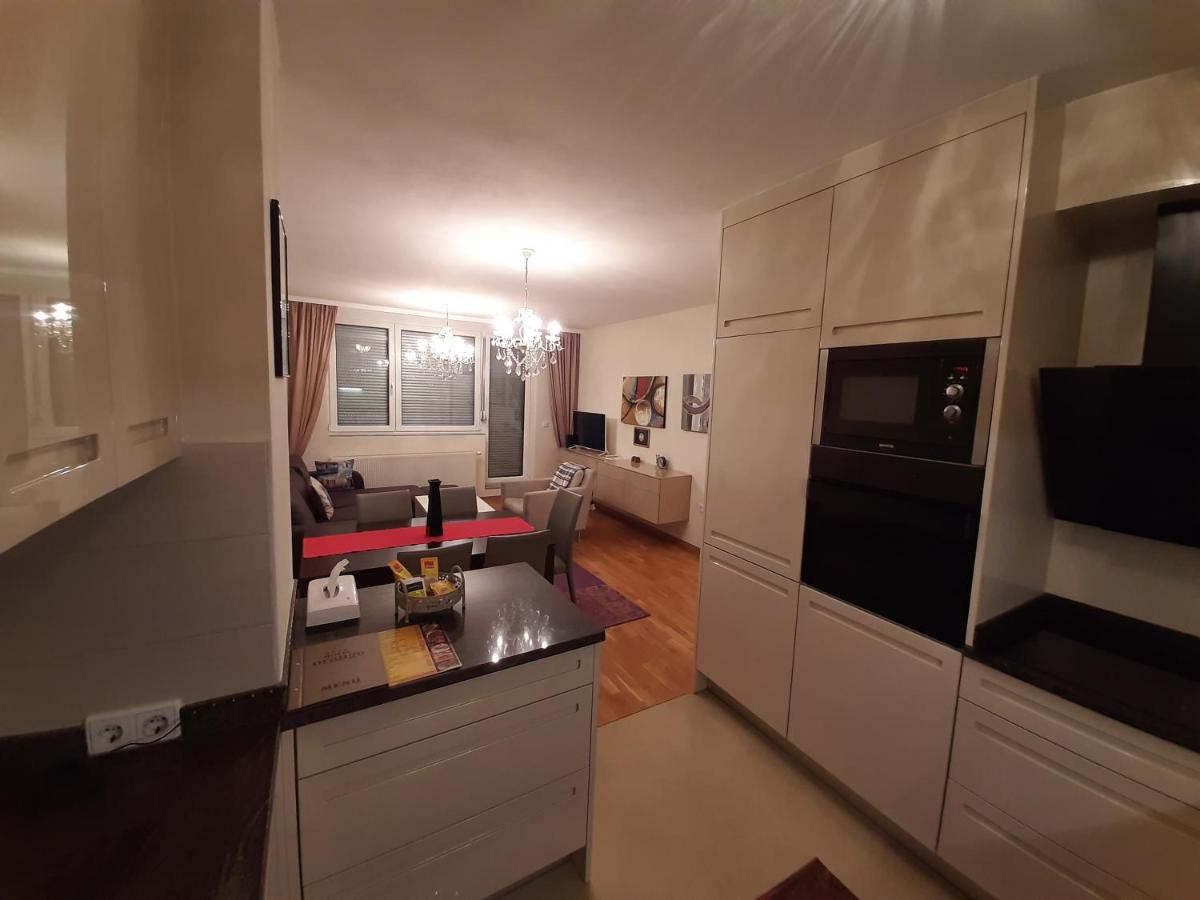 Orange Apartment - Housity