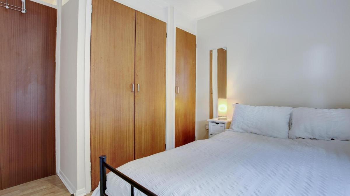 Simple City Centre Flat Near River w/ Free Parking - Housity