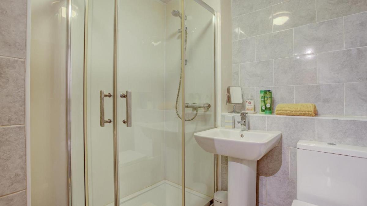 Simple City Centre Flat Near River w/ Free Parking - Housity