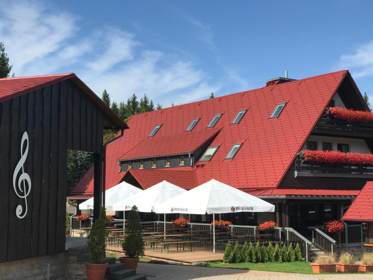 Berggasthof Heuberghaus, direkt am Rennsteig - Housity