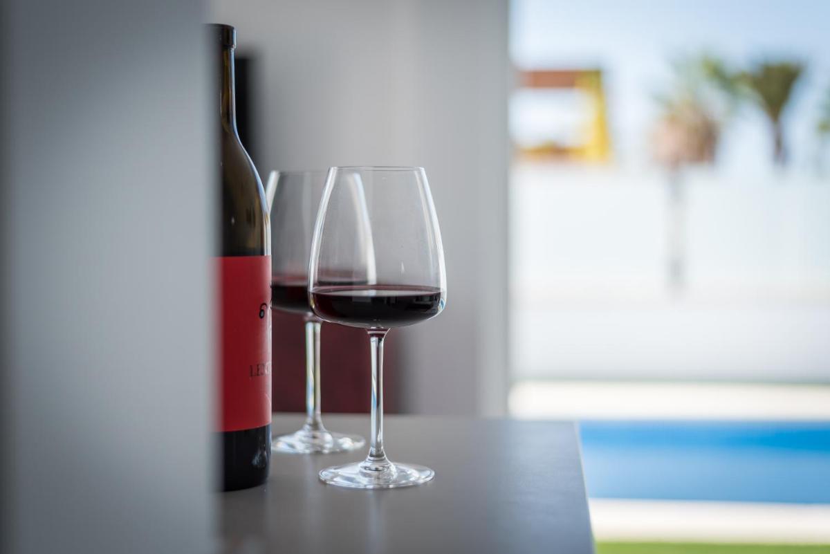 Luxurious 5* VILLA - 300M2 - private HEATED pool - garage - WiFi - Housity