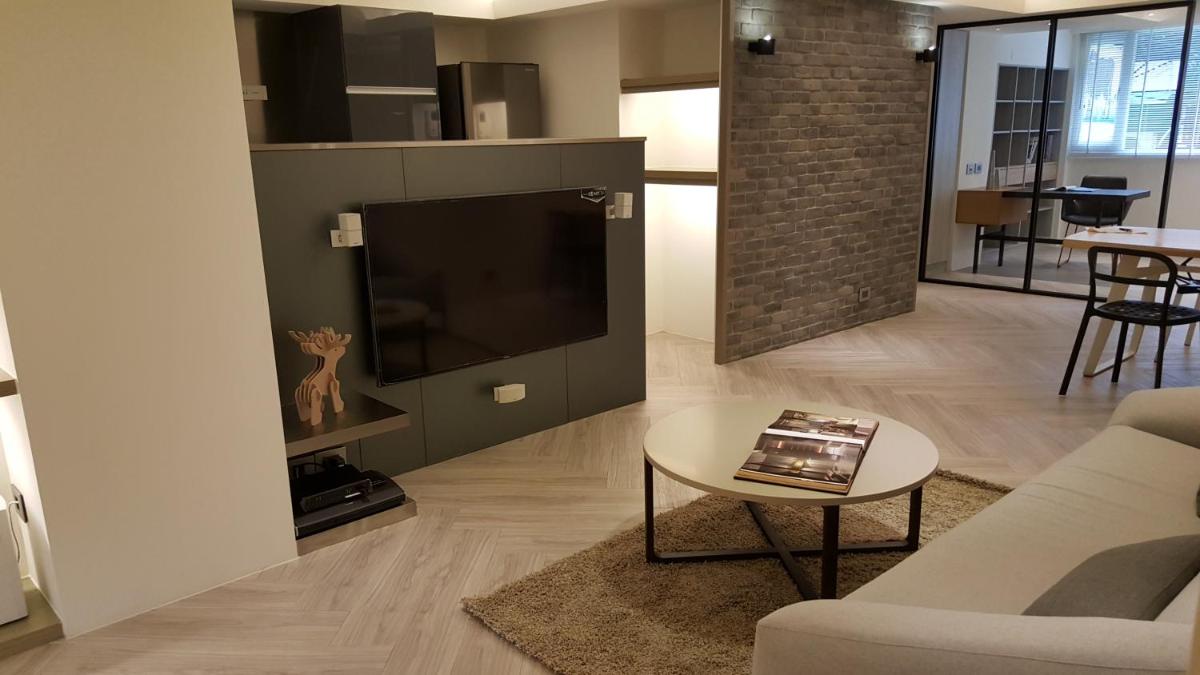 3 Bedrooms and 1 Study and 3 Bathrooms Near Taipei 101 & MRT - Housity