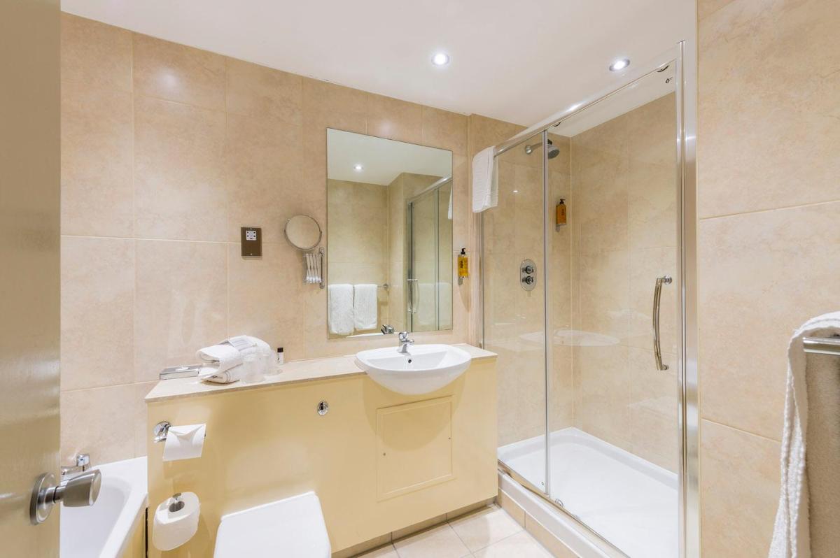 Ramada by Wyndham Cheltenham - Housity