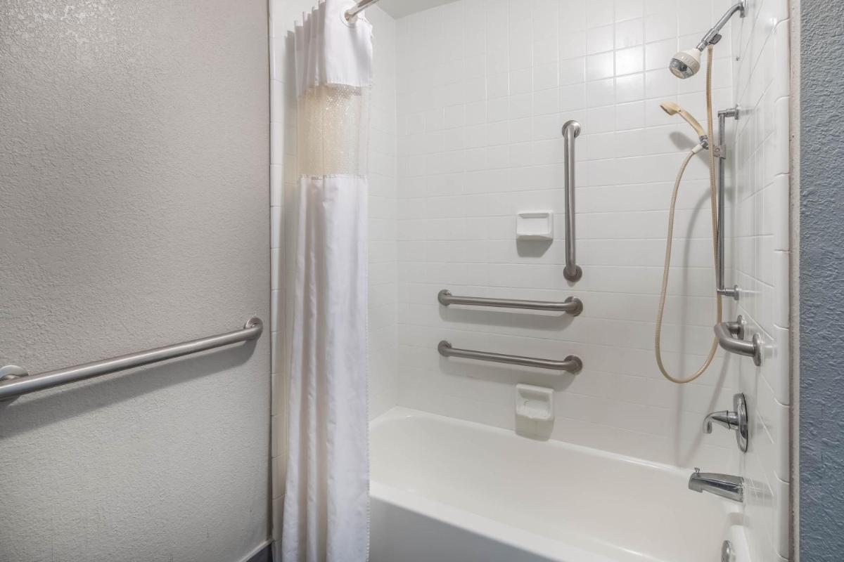 Days Inn by Wyndham Wilson - Housity
