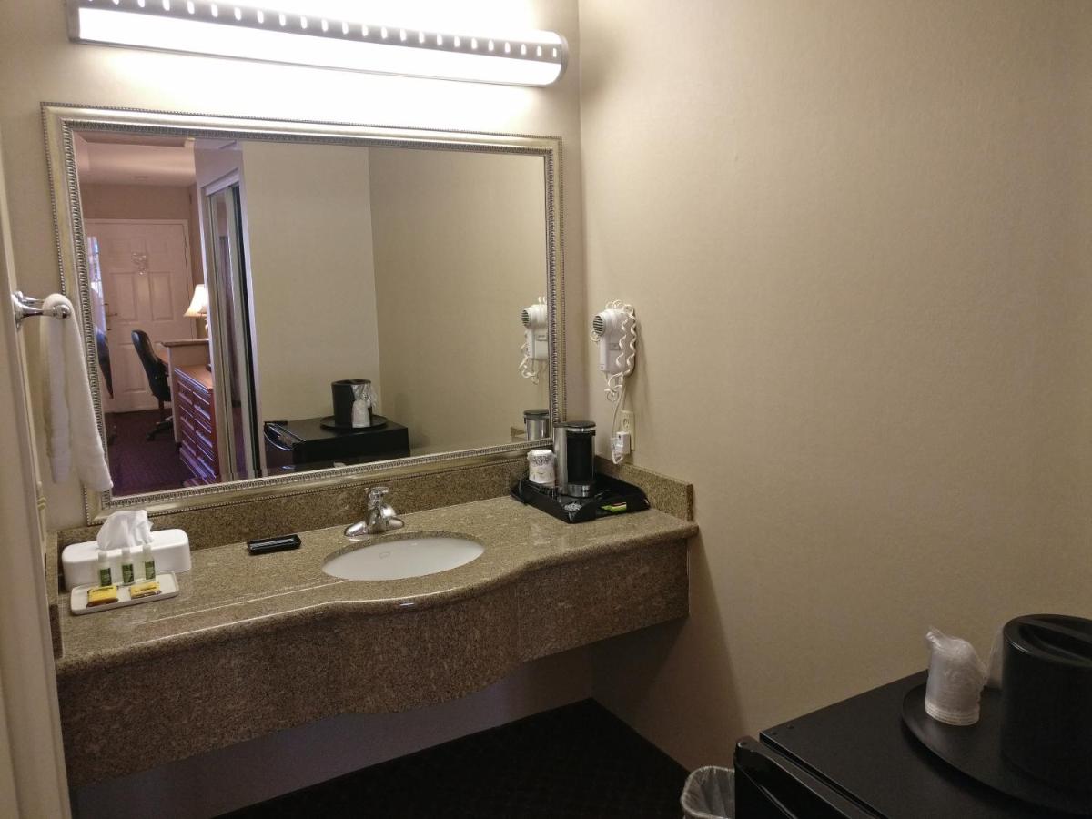 Burbank Inn and Suites - Housity