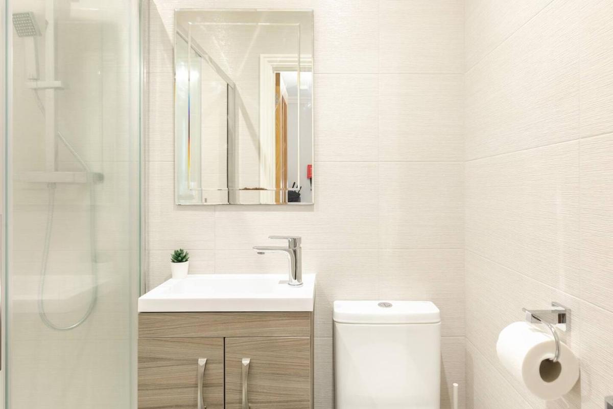Berkshire Apartment 11Helena House LUX Studio Apartment - Housity