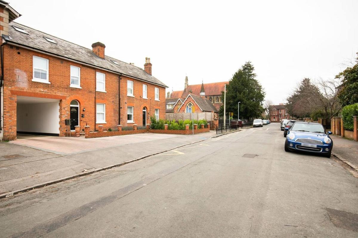 Berkshire Apartment 11Helena House LUX Studio Apartment - Housity