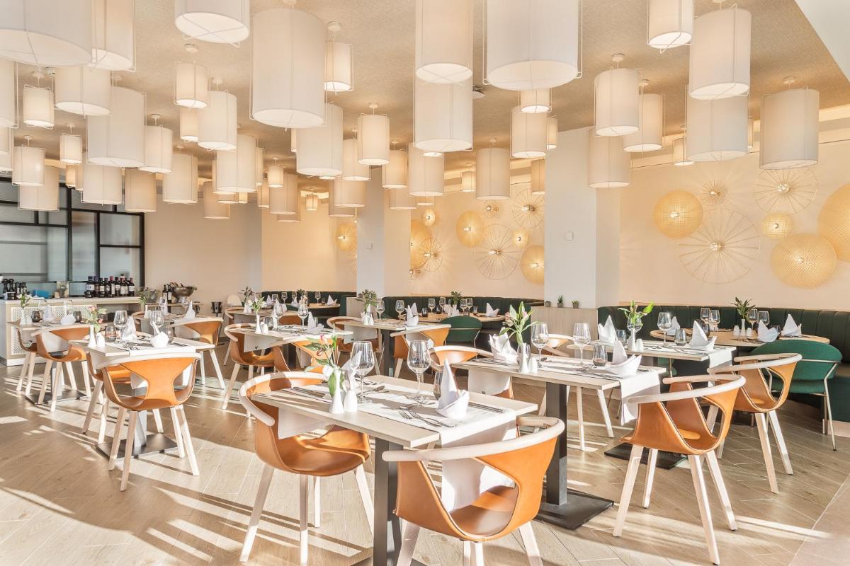 Un restaurante o sitio para comer en FERGUS Style Tobago - Adults Only