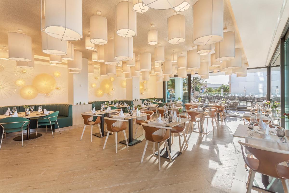 Un restaurante o sitio para comer en FERGUS Style Tobago - Adults Only