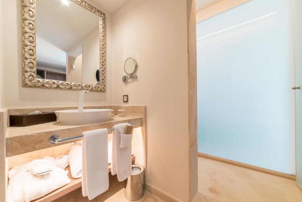 Un baño de Hotel Creu de Tau Art&Spa-Adults only