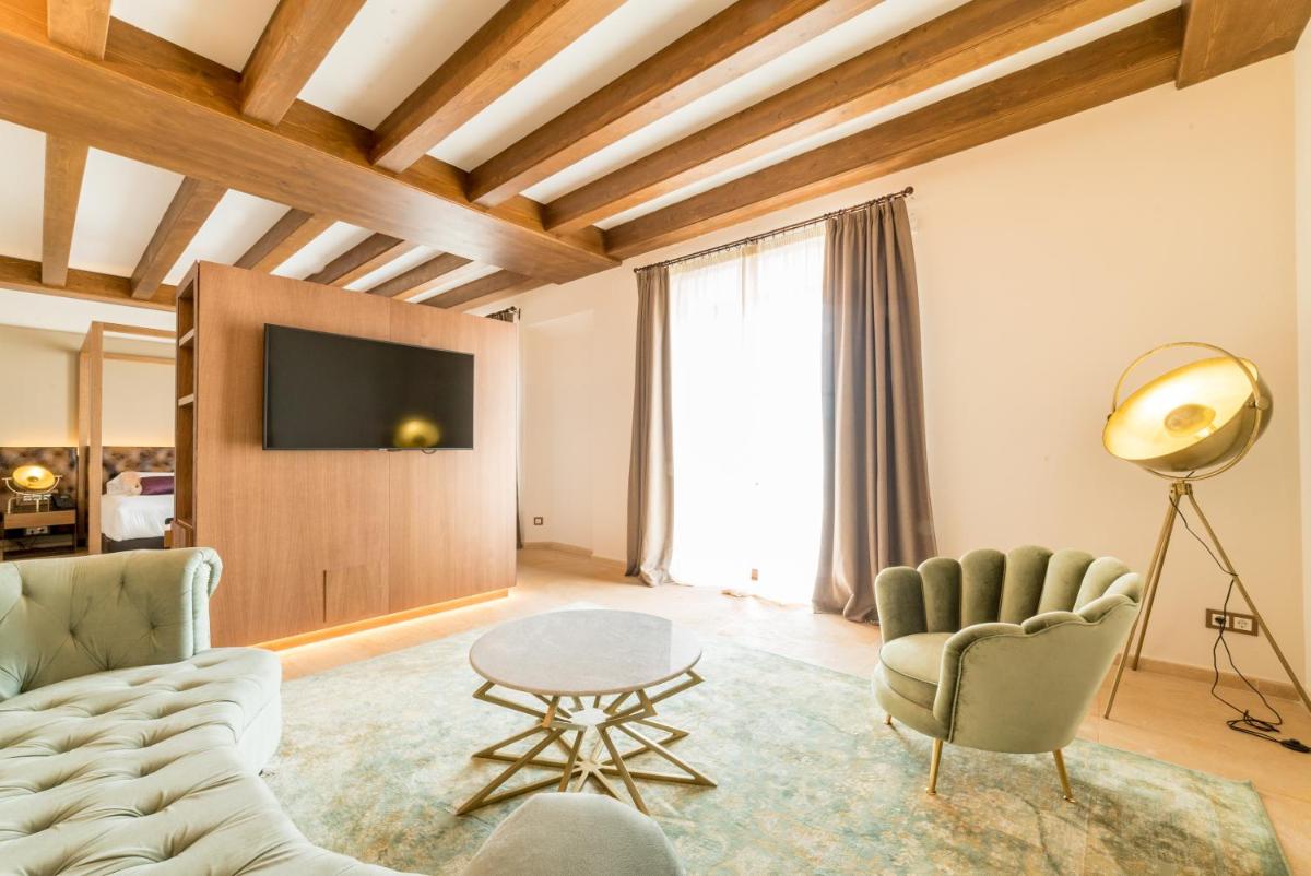 una sala de estar con un sofá y una mesa en Hotel Creu de Tau Art&Spa-Adults only, en Capdepera