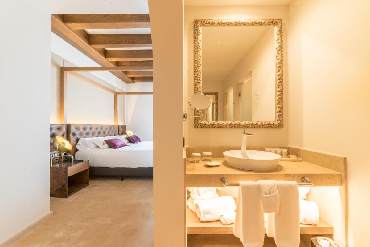 Cama o camas de una habitación en Hotel Creu de Tau Art&Spa-Adults only