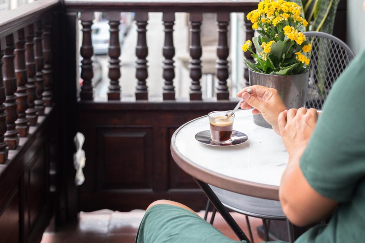 Utensilios para hacer té y café en Suites 1478