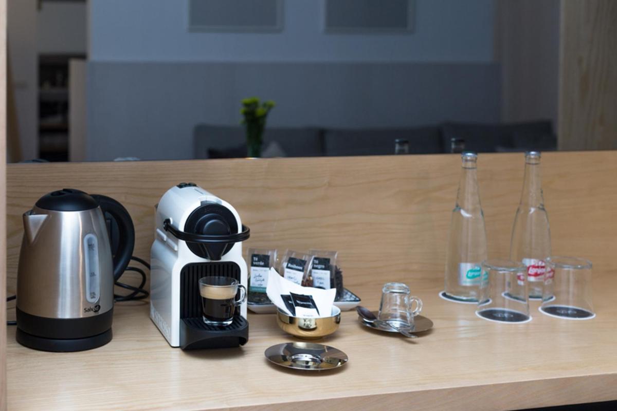 Utensilios para hacer té y café en Suites 1478