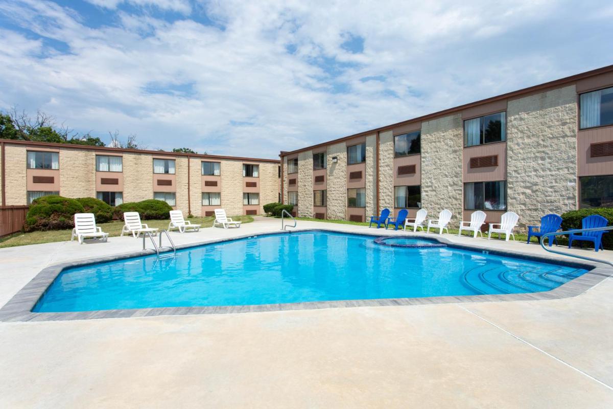 Days Inn by Wyndham Hillsborough - Housity