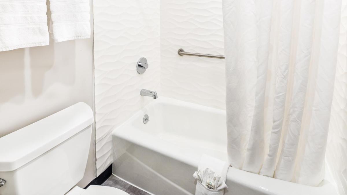 Hollywood Inn Suites Hotel - Housity