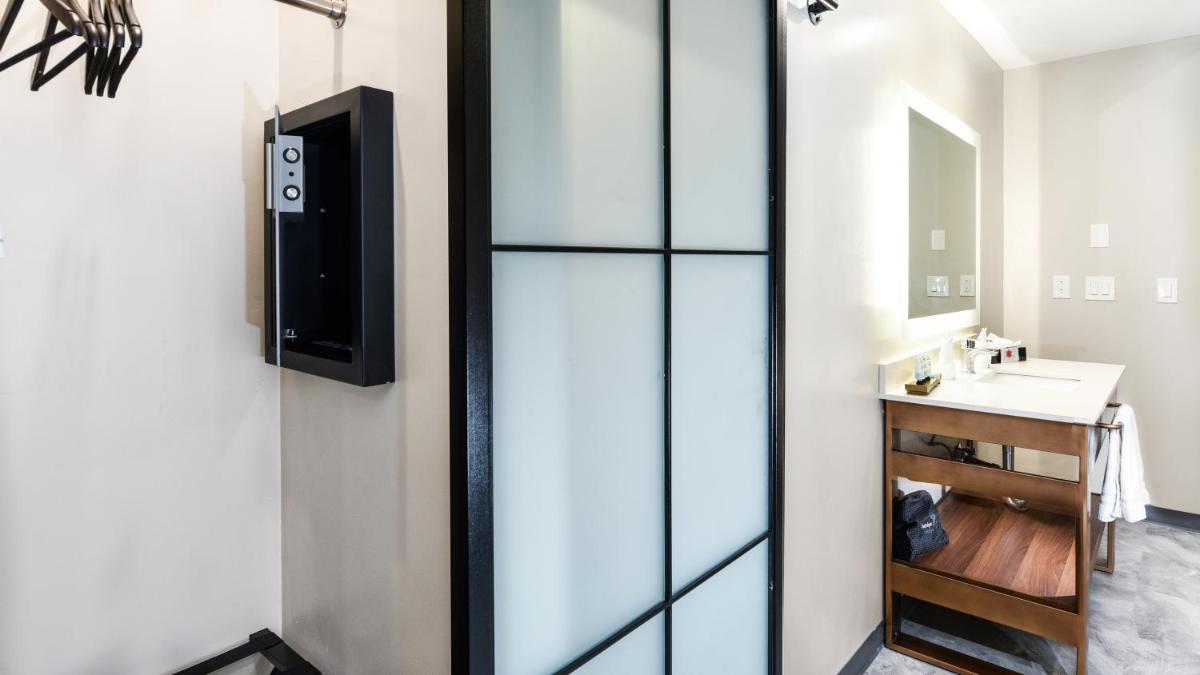 Hollywood Inn Suites Hotel - Housity