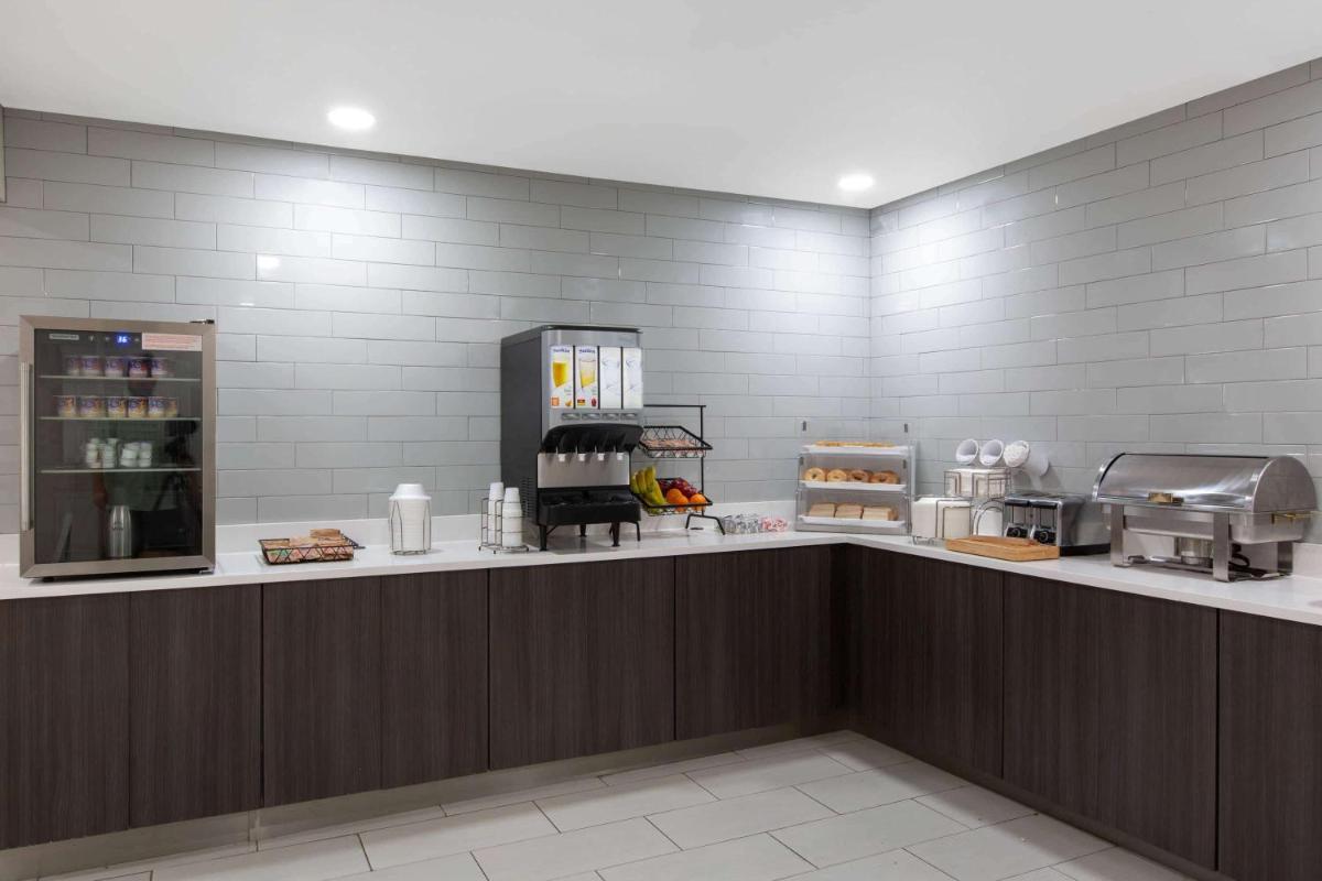 La Quinta by Wyndham Blue Springs - Housity