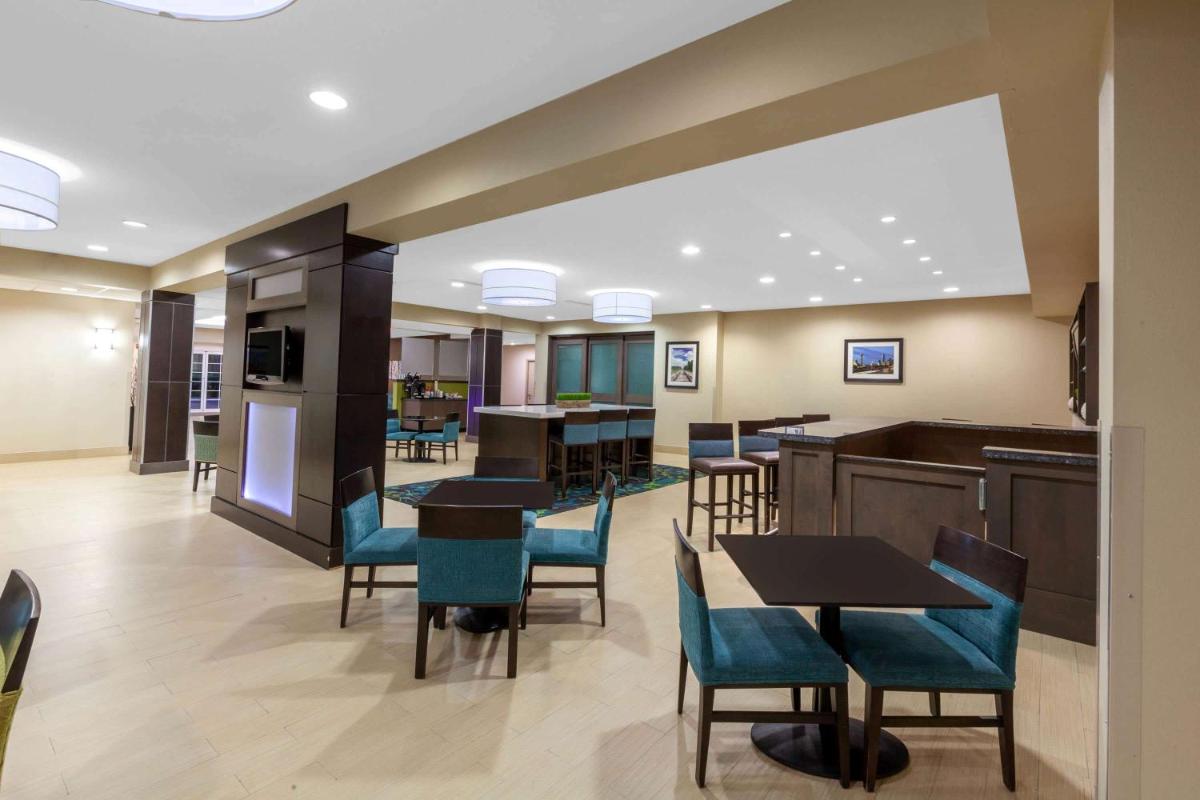 La Quinta by Wyndham Midland North - Housity