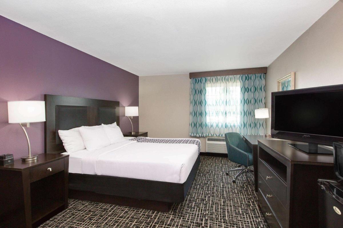La Quinta by Wyndham Blue Springs - Housity