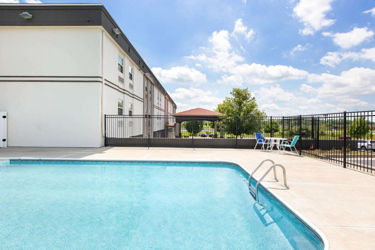 La Quinta by Wyndham Blue Springs - Housity