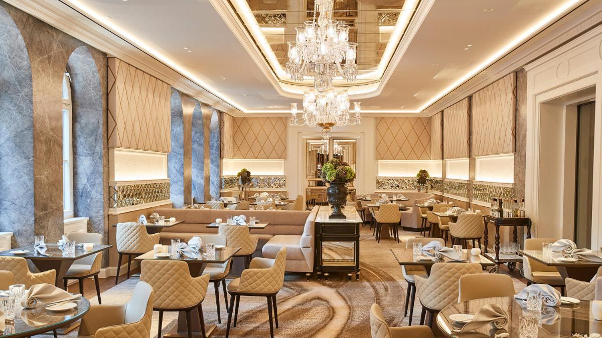 Ein Restaurant oder anderes Speiselokal in der Unterkunft Vier Jahreszeiten Kempinski München