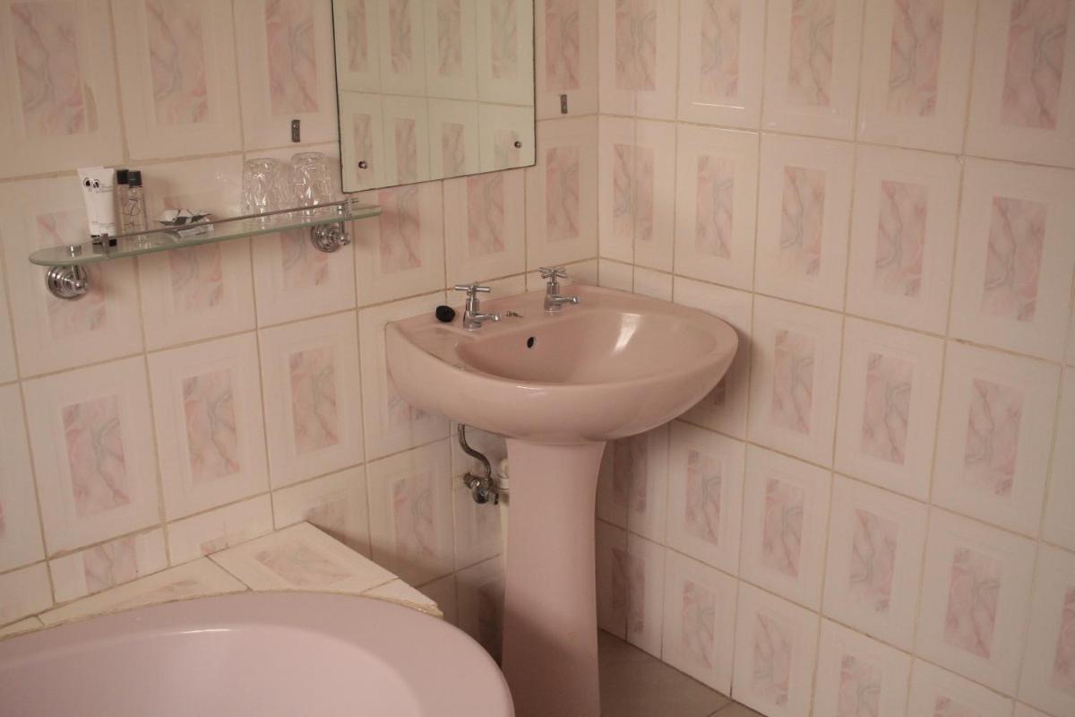 Triple Palms Bed and Breakfast - Housity