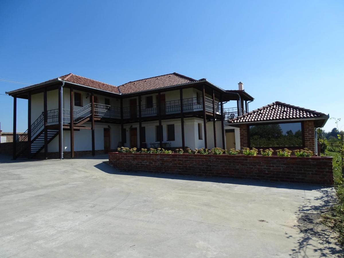 Ebner Pince - Panzió - Housity