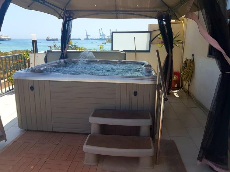 Suitetrails - Stunning Views 4 Bedroom Penthouse in Marsaxlokk