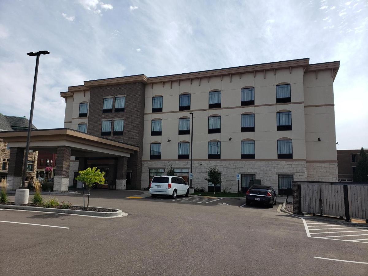 Cobblestone Inn & Suites - Menomonie/UW-Stout - Housity