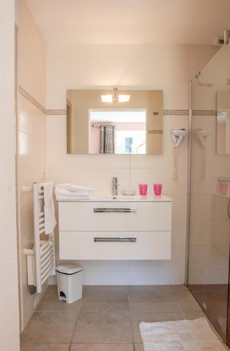 Salle de bains dans l'établissement Domaine de Janis & Spa