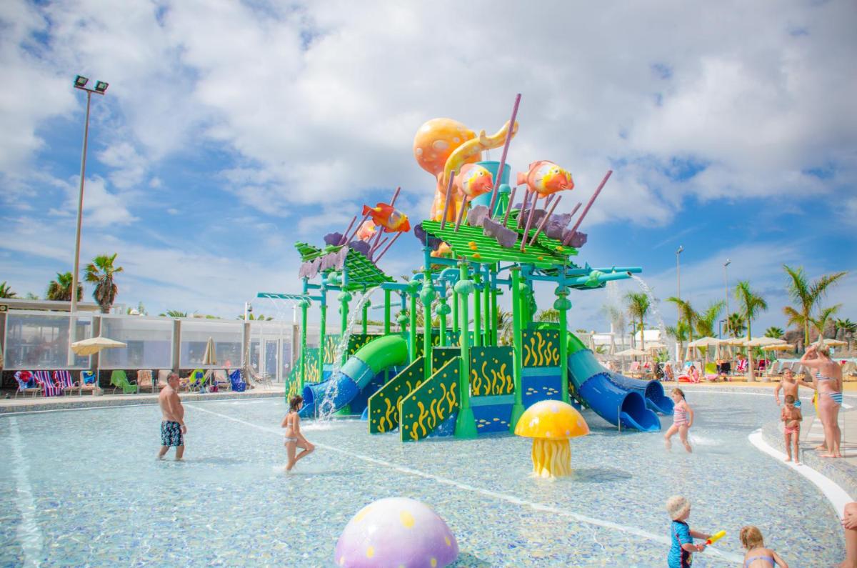 Piscina en o cerca de Relaxia Lanzasur Club - Aqualava Water Park