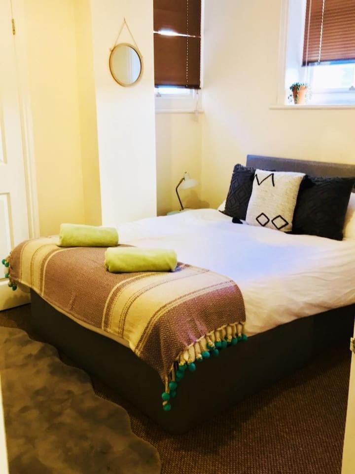 Suitetrails - Spacious Apartment in the Heart of St Leonards