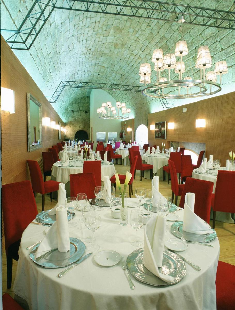 Un restaurante o sitio para comer en Parador de Santo Estevo
