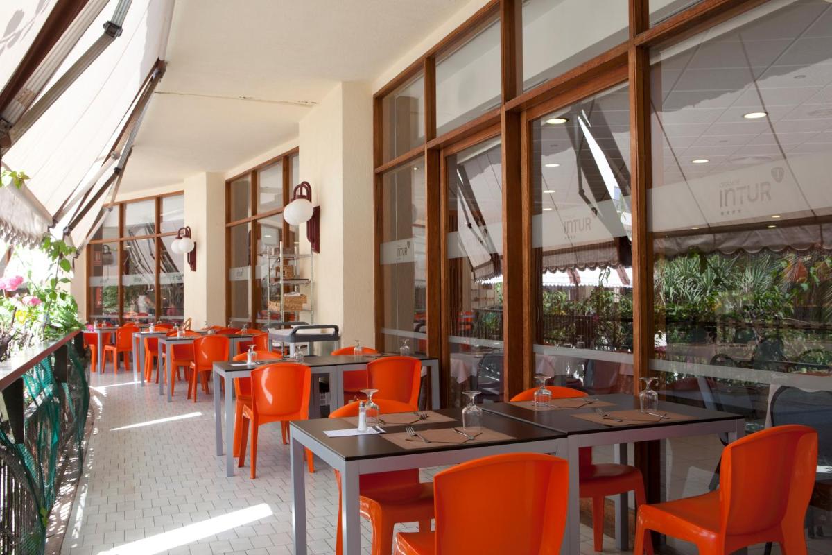 Un restaurante o sitio para comer en Intelier Orange