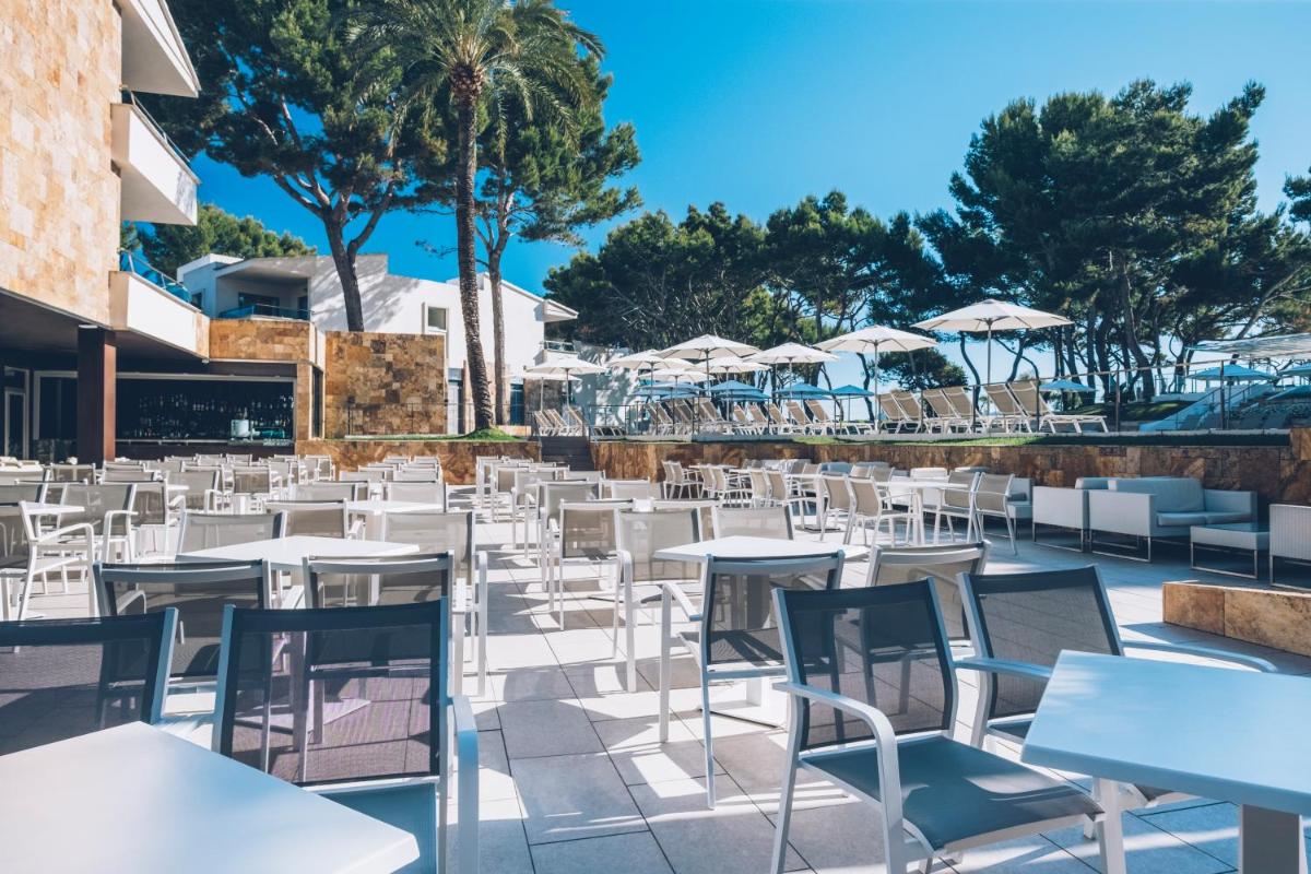 Un restaurante o sitio para comer en Iberostar Selection Playa de Muro Village