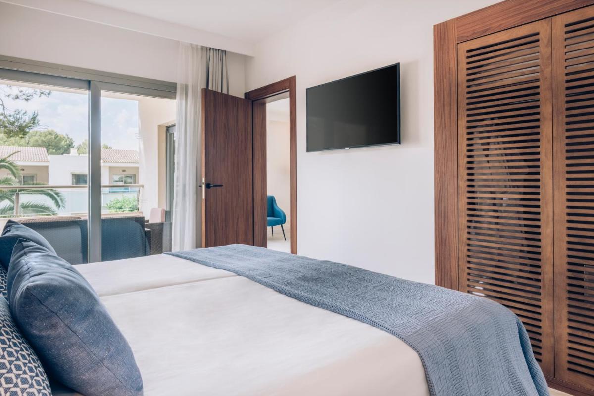 Cama o camas de una habitación en Iberostar Selection Playa de Muro Village