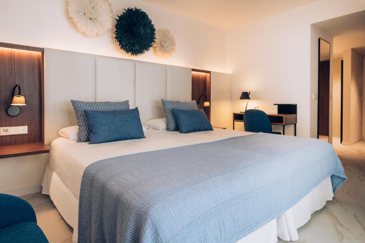 Cama o camas de una habitación en Iberostar Selection Playa de Muro Village