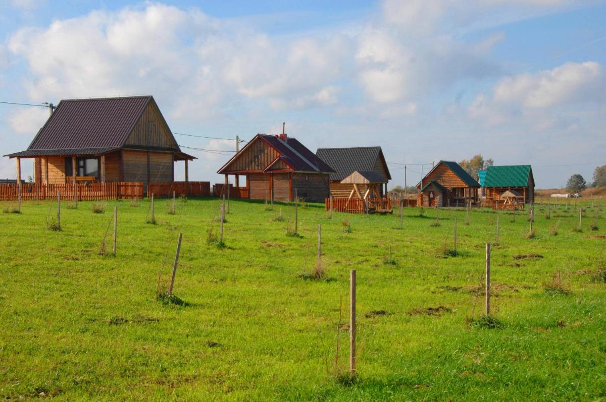 Domiki na beregu ozera - Housity