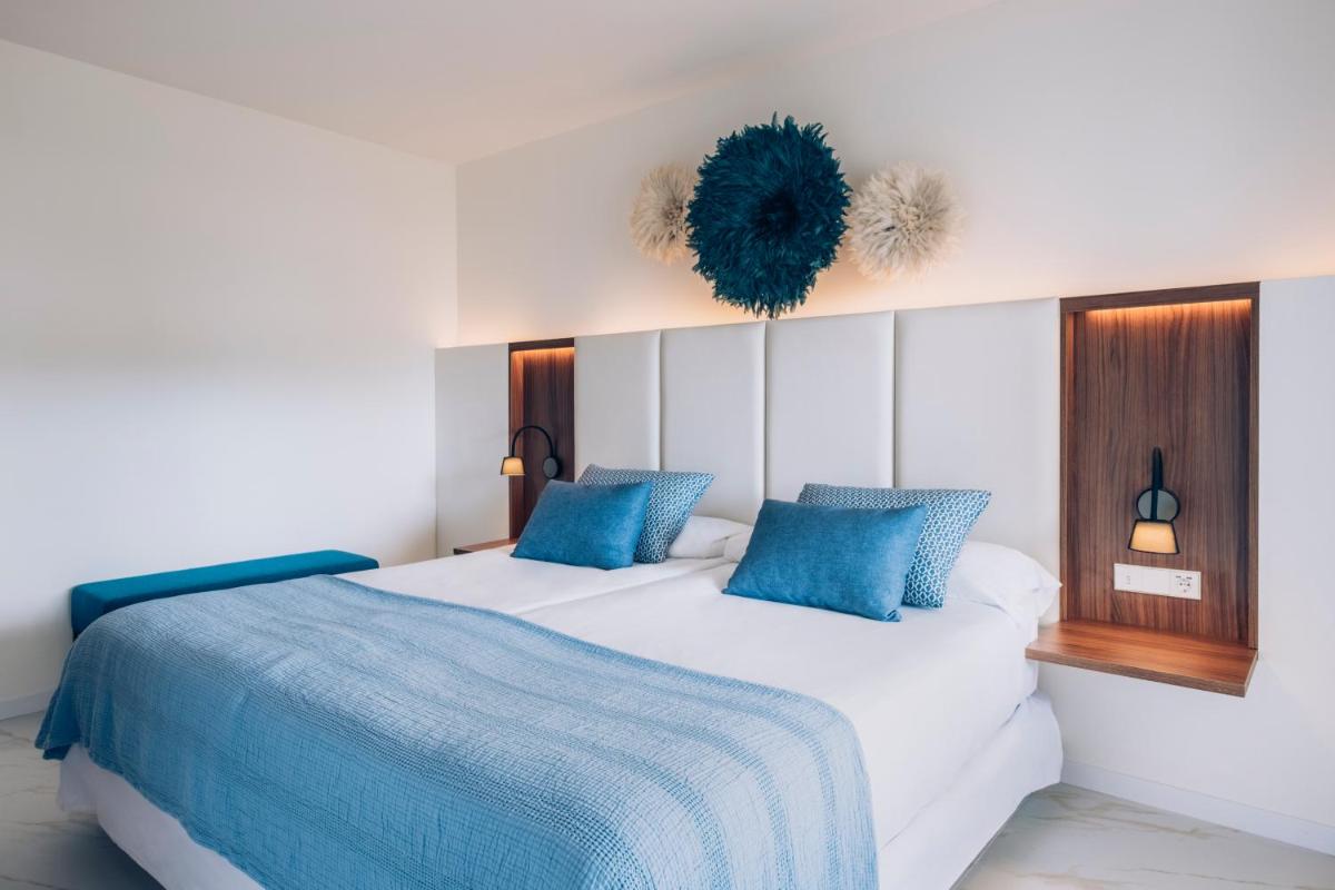 Cama o camas de una habitación en Iberostar Selection Playa de Muro Village